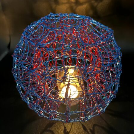 Bougeoir bleu et rouge en muselets Magali Lockwood