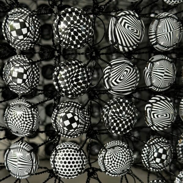 Luminaire muselets. Op art n°2 Magali Lockwood