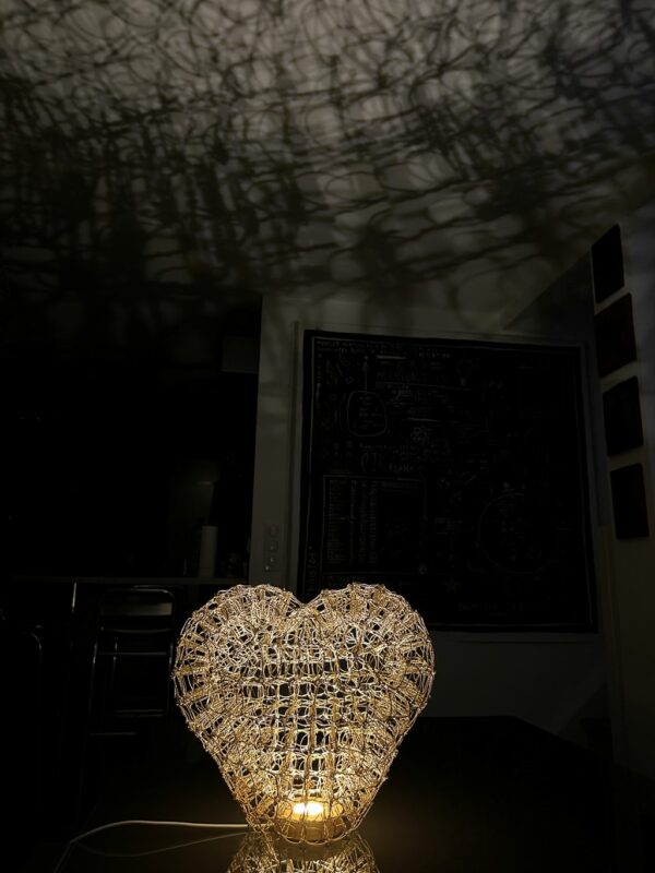 Coeur lumineux en muselets. Magali Lockwood