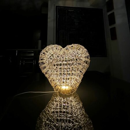 Coeur lumineux en muselets. Magali Lockwood