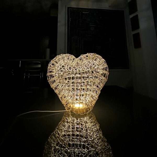 Coeur lumineux en muselets. Magali Lockwood