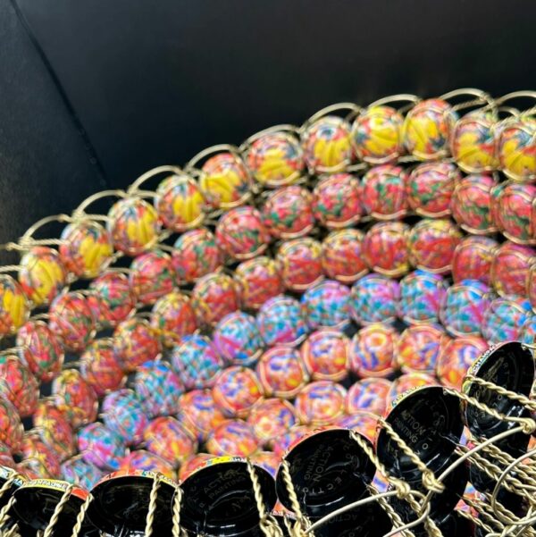 coupe en muselets de champagne multicolore action painting 2 Magali Lockwood