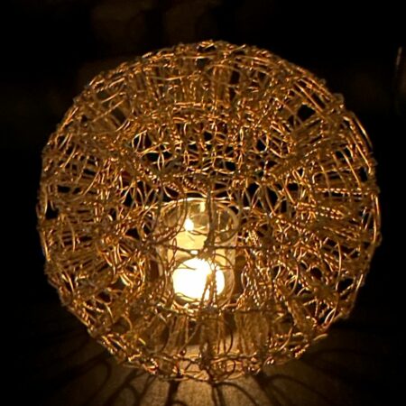 Bougeoir doré en muselets de champagne ...Magali Lockwood....