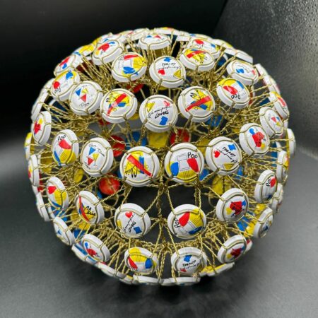 Sphére .PopLove en muselets. Magali Lockwood..